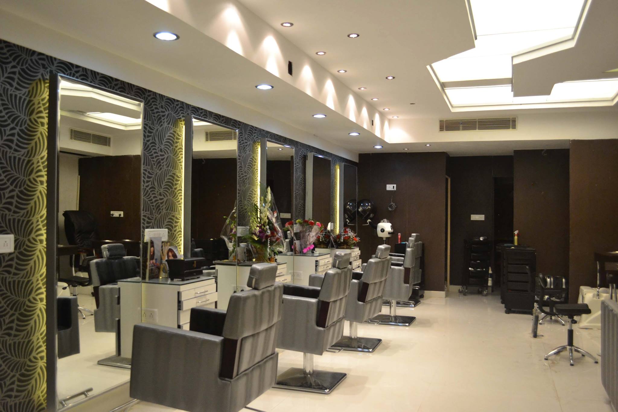 Experience Luxury at Chandigarh’s Elite Unisex Salon